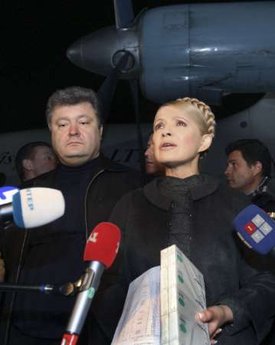 Ukrajinska premijerka Yulia Tymoshenko dočekala je avion iz Švicarske koji je dopremio urgentnu pomoć od 300.00 pakovanja antiviralnog lijeka Tamiflu. 02.11.2009. Kijev, Ukrajina