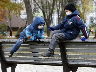 Škole su zatvorene. Djeca u igri u gradskom parku. 03.11.2009. Kijev, Ukrajina.