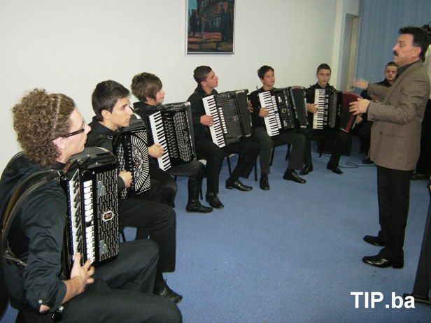 učenici Srednje muzičke škole iz Tuzle. U ime Skupštine TK