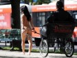 Potpuno gola žena vukla rikšu centrom Berlina