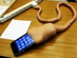 Inovativni Japanac puni svoj iPhone na pupčanu vrpcu 