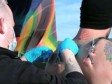 Video: Kukama zakačio balon za piercing na leđima i odletio u vis
