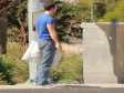Video: Što biste vi učinili da vas netko napadne – jastukom? 