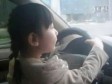 Video: Kćerkici dozvolili da vozi auto u gužvi i pretječe ostale