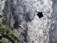 Video: U specijalnom odijelu proletio kroz procjep sa 120 km na sat