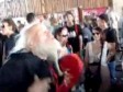Video: Techno-djedica posramio mlade