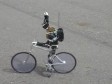 Video: Robot vozi bicikl