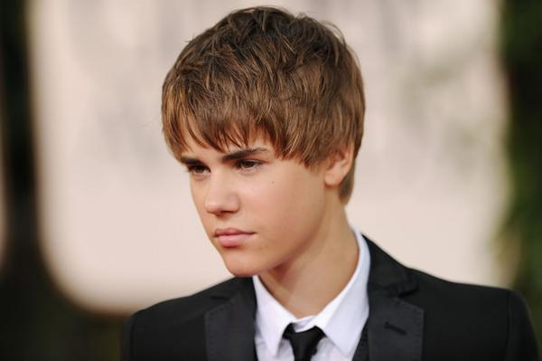 be533_justin-bieber-hairstyle-golden-globes-2011