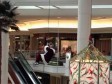 Video: Djed Mraz zapeo spuštajući se niz uže u trgovačkom centru, djeca navijala