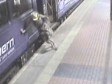 Video: Pijana žena pala u procjep između voza i perona