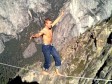 Video: Šetao nad ponorom dubokim 900 m bez ikakvog osiguranja! 