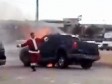 Video: Djed Mraz spasio čovjeka iz gorućeg automobila! 
