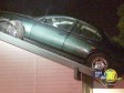 Video: Ukradenim automobilom završio na krovu kuće! 