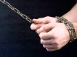 Srbija: Dva brata otela svog radnika i vezali ga lancima