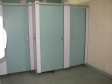 Škola uklanja vrata WC-a kako bi učenicima onemogućila seks 
