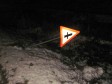 Policija ih zatekla kako ruše saobraćajni znak pored puta