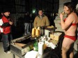 Foto: Umjetnik u ženskom donjem rublju građanima dijelio pizze i hot-dogove 