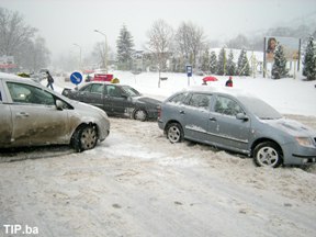 snijeg-i-poledica-uzrokuju-nevolje-vozacima1.jpg