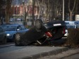 Foto: Automobil 'preletio' preko pruge i završio na krovu  