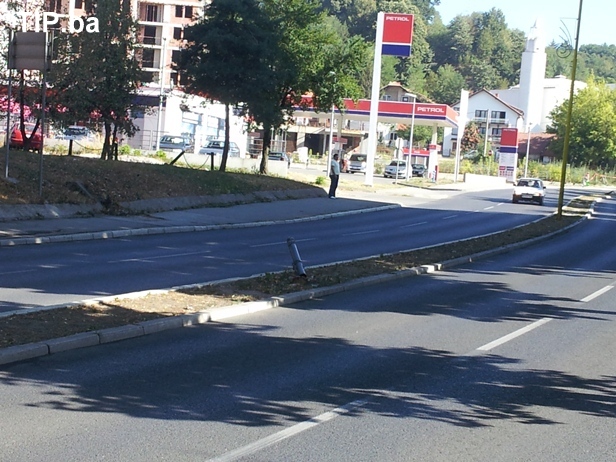 Odvaljen stub ulične rasvjete-Irac