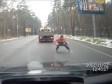 Video: Bacanje pod auto im je profesija