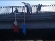 Video: Na mostu objesili starog pijanicu Djeda Mraza i prostitutku Snježanu  