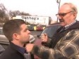 Video: Novinar dobio šakom u lice pred kamerama