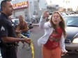 Video: Bijesna vrištala na policajce jer su blokirali ulicu