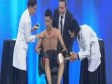 Video: Natjerali ga da pjeva dok mu depiliraju prsa i noge voskom