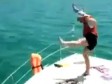 Video: Pijan skočio s broda, ali ne u vodu!