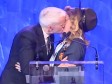 Video: Iz čista mira je poljubio u usta na pozornici