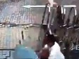 Video: Rupa u zemlji `progutala´ mladića u sekundi