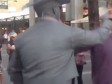 Video: Udario slučajnog prolaznika koji se išao našaliti s njim