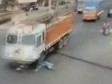 Video: Čudesno izbjegla smrt pod točkovima kamiona 