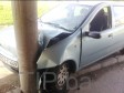 Foto: Automobilom se zabili u betonski stub 