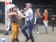 Video: Pogledajte kako je otkačena policajka zaplesala s djedicom