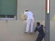 Video: Samo se on usuđuje ovako tretirati policajce
