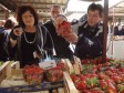 Kupci čekaju pojeftinjenje na tržnici: Luksuz i pola kilograma jagoda