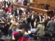 Video: Letjeli stolovi i laptopi u masovnoj tučnjavi u parlamentu