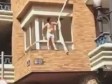 Video: Uhvatio ženu kako ga vara, ljubavnik pobjegao kroz prozor pomoću užeta od posteljine!