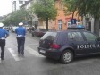 Pucao ispred banke, prijetio policiji, pa zapalio auto